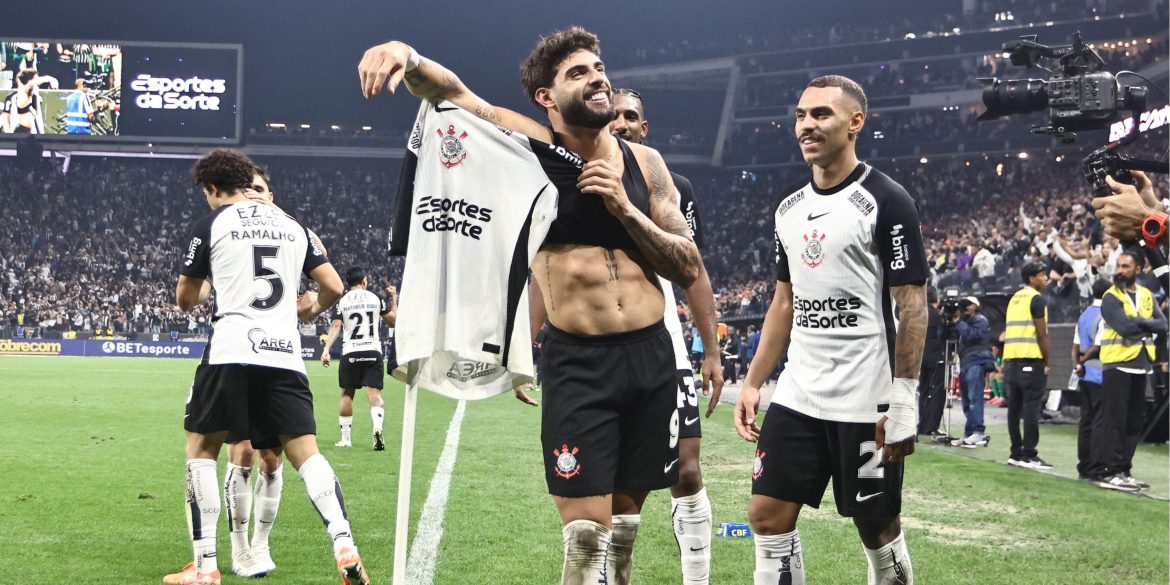 Wolves set to table £29m offer to sign "clinical" ace at Pereira's request